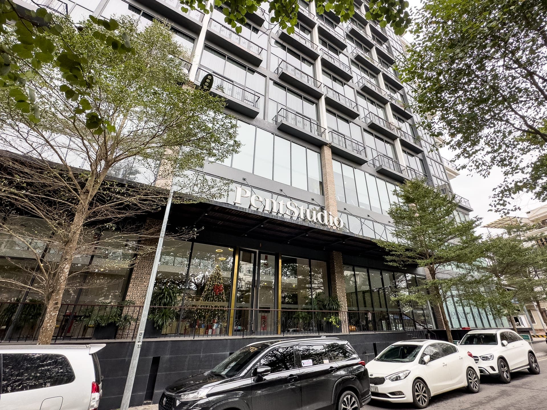 Luxurious Modern 1-Bedroom Apartment in Tay Ho 2