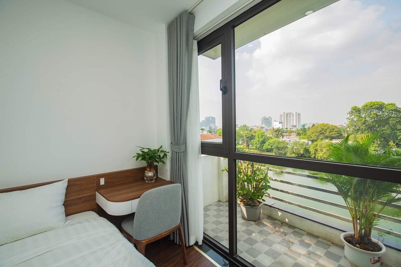 Lake View 2-Bed Apartment on Vu Mien Island